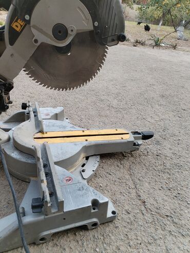 куплю мебель бу: Профессиональная торцовочная пила с протяжкой DeWALT DWS/DW718-QS lalafo.kg да куплю мебель бу: Профессиональная торцовочная пила с протяжкой DeWALT DWS/DW718-QS