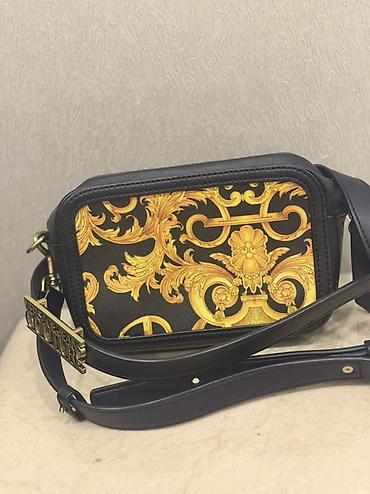 phardi canta: Versace Jeans Couture çiyin/çapraz çanta - Rəng: qara əsas üzərində — 2