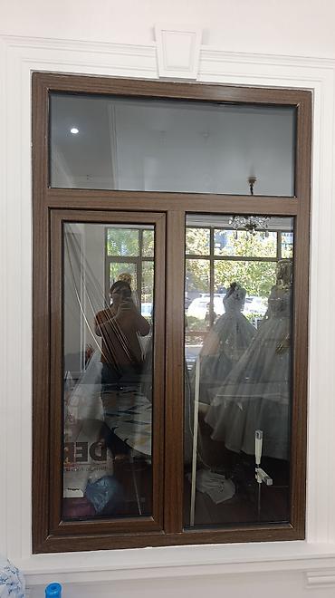 Торговое оборудование: Срочно продаётся ресепшен 2 штуки штендер на колёсах,окны,и двери цена — 4