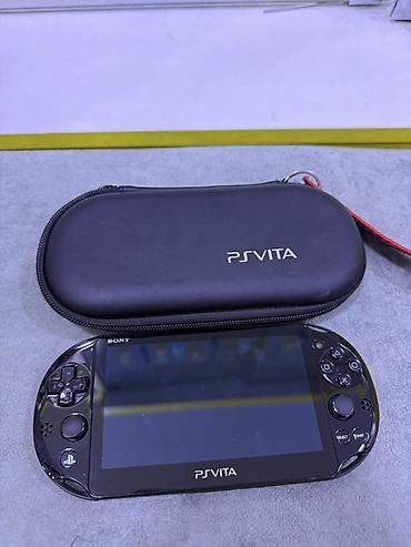 plesteysin 5 2 el: Sony PS Vita portativ oyun konsolu. Şəkillərdə qara rəngli cihaz və PS — 1