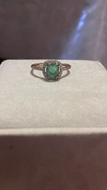 кольцо из камня: Кольцо для молодой девушки. Золото Якутское с зеленым камнем. Проба