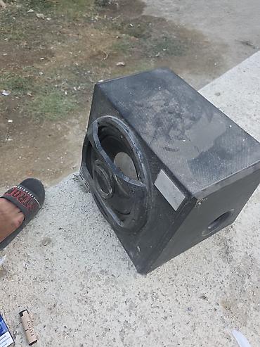 jbl dinamiki: Aktiv bas səsgücləndiricisi (subwoofer) - Korpus: taxta/kompozit, ön — 2