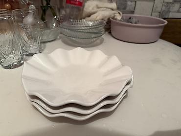 Наборы посуды: Продаю посуду(все вместе), в отличном состоянии Тарелки маленькие 17шт — 10