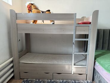 двухярусный кровать: Двухъярусная кровать из светлого дерева, оснащенная лестницей для