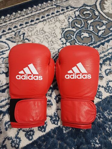 продаю связи с переездом: Боксерские перчатки adidas, красные. - Вес: 12 oz (маркировка 12OZ на