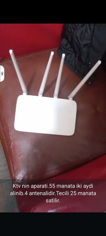 Modemlər və şəbəkə avadanlıqları: Ağ rəngdə, 4 antenli Wi-Fi router. Evdə və ya ofisdə internetə