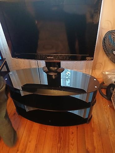 TV altlığı: Samsung LCD TV + şüşə TV stendi (komplekt) - Ekran: təxminən 32" — 2