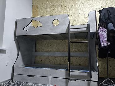 bunk bed: Детская двухъярусная кровать с лестницей и ящиками для хранения. - — 1