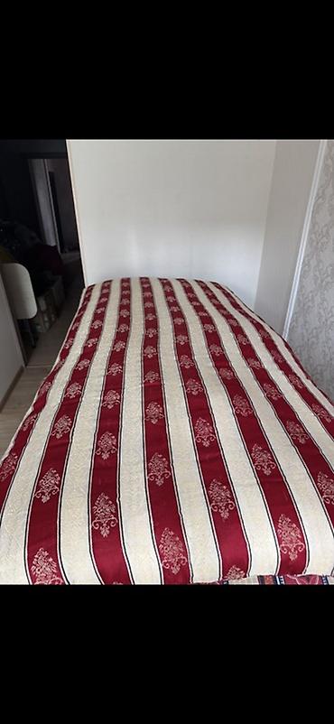 qirmizi sam: Yorğan – əl tikməsi - Ölçü: təxmini iki nəfərlik (şəkillərdə geniş — 3