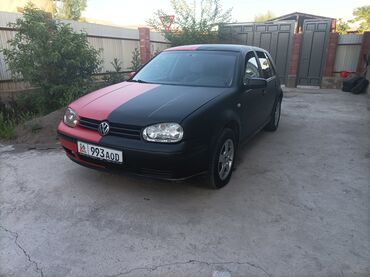 Volkswagen: Volkswagen Golf IV в двухцветном исполнении. Автомобиль имеет