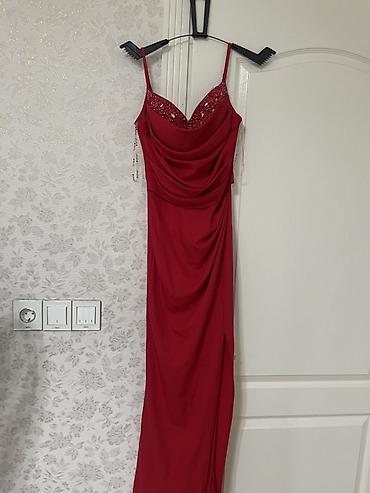 das sekilleri: Qırmızı rəngli uzun ziyafət libası - Model: nazik askılı, uzun siluet — 1