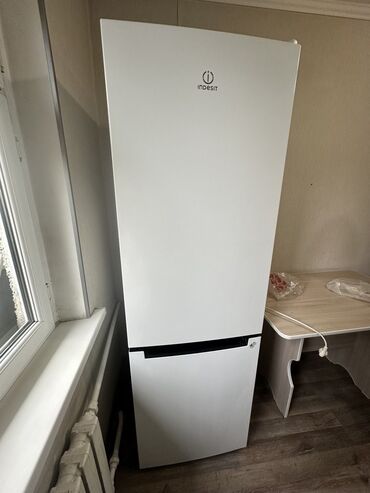 холодилн: Холодильник Indesit, Б/у, Двухкамерный, No frost, 60 * 180 * 60