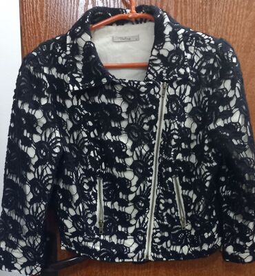 broj crna jaknica sa sljokice: Crno beli kratak blejzer, jaknica .Duzina 50 cm, rukavi 48 cm, ramena