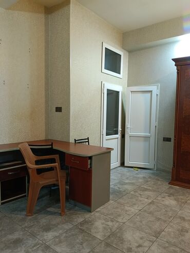 Uzunmüddətli kirayə mənzillər: Uzunmüddətli kirayə mənzil – tam mebellə - Geniş və işıqlı otaq — 5