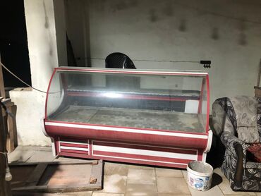 kiçik həcmli soyuducular: Bu, geniş ölçülü kommersiya soyuducu vitrinidir. Üst hissəsi şəffaf