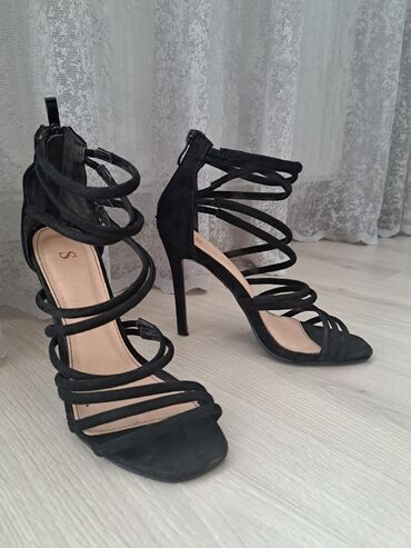 Personal Items: Sandals, 37
