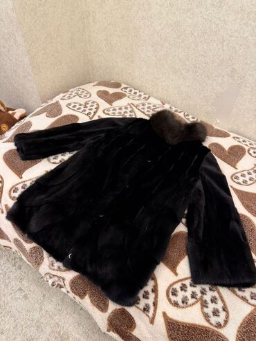 женские кофты с длинным рукавом: Qadın üçün qara rəngli kürk palto - Material: parlaq, sıx tük