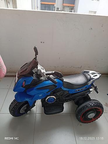 mashin al: Uşaq elektrik motosikleti – 3 təkərli, mavi rəng - Model üzərində — 2