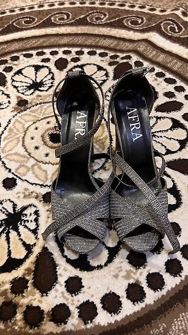 adidas ayaqqabı: AFRA qadın ayaqqabısı – parıltılı gümüşü rəngdə platformalı sandal. 1 — 1