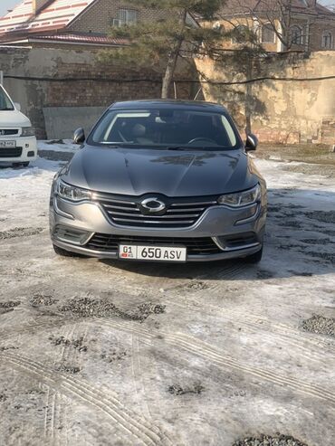 камаро шевроле: Автомобиль серого цвета, с характерной решеткой радиатора и