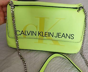 mona paracin: Calvin Klein Jeans ženska torbica – neon žuta - Model preko ramena/ — 1