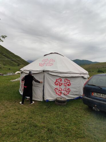 велосипед детский купить бишкек: Просторная юрта Боз уй с традиционным орнаментом на белом фоне