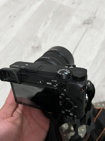 Фотоаппараты: Sony alpha 6300
Обьектив новый 50mm 1.8 
В комплекте все есть👌