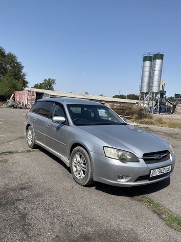 полик на форестер: Универсал Subaru Legacy серебристого цвета, оснащенный багажником на