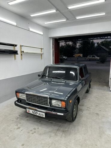 ваз 2107 автомобиль: Седан ВАЗ-2107 серого цвета, оборудованный люком на крыше. Модель