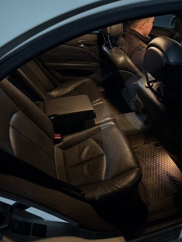 дом на колосах: Представлен седан Mercedes-Benz E-класса (W211) белого цвета