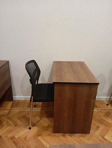 Ofis mebeli dəsti - L‑şəkilli iş masası: İki səthin kombinasiyası