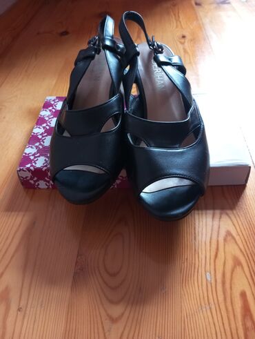 бежевые босоножки на тракторной подошве: Qadın sandalı – qara rəng - Açıq burunlu, kəsikli dizayn - Arxa