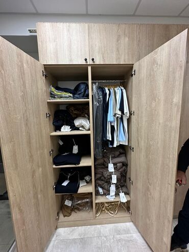 Шкафы: Срочно продается вся мебель для торговли одеждой, почти новая. Мебель — 13