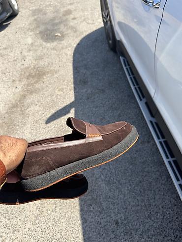 ax ayaqqabı: Kişi üçün klassik loafer ayaqqabı. Model tünd qəhvəyi zamşa görünüşlü — 3