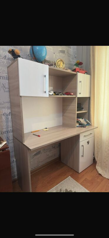 стол деревянный кухонный: Yazı masası eni 1.20m.Ünvan Xırdalan təzəbazarla üzbəüz.Qiymət 80 man