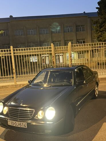 Mercedes-Benz: Mercedes-Benz E-Class: 2.4 l | 2001 il Sedan