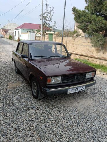 VAZ (LADA): Qırmızı rəngdə olan klassik sedan. Komfortlu və etibarlı nəqliyyat