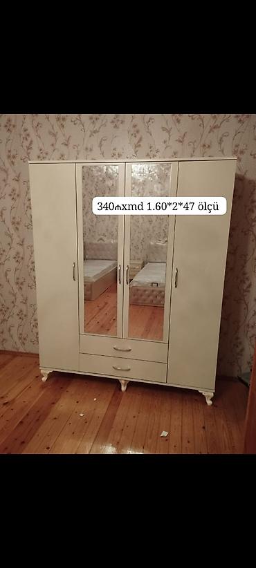 qapi ucun vinil: Ağ rəngli, klassik dizaynlı 5 qapılı paltar dolabı. Ön hissədə 2 böyük — 1