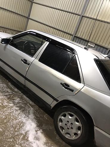 арзан матиз 1: Mercedes-Benz E-Class: 1988 г., 2.3 л, Кол менен иштөөчү, Бензин, Седан — 3
