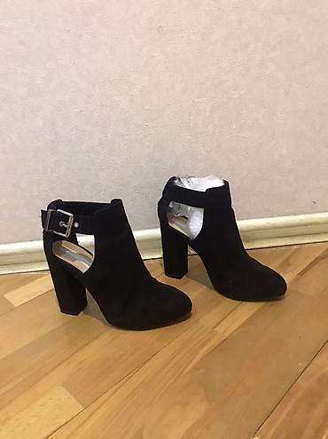 şnurlu botinkalar: Orijinal Bershka qadın ayaqqabısı – qalın hündur dabanlı, açıq yan — 2