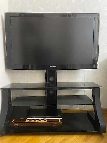 ekran şəkilləri: 107 ekran Samsung televizor altlıqla birlikdə. Sadə modeldir. Şəkildə — 1