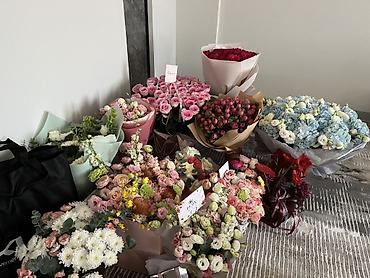 Товары для праздников: Букеты ПРОДАДИМ ПО ДЕШЕВКЕ!! - Большой выбор: розы (классические и — 2