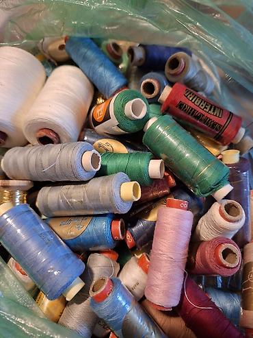 Аксессуары для шитья: Набор для рукоделия: пяльцы + большая подборка ниток Состав: - Пяльцы — 3