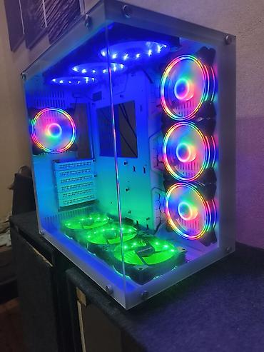 pc ana plata: Ağ rəngli şüşə panelli gaming PC korpusu – ARGB ventilyatorlarla — 1