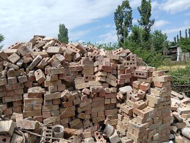 аренда помещений 35кв: Продаю кирпич с доставкой 9 сом по Карабалте