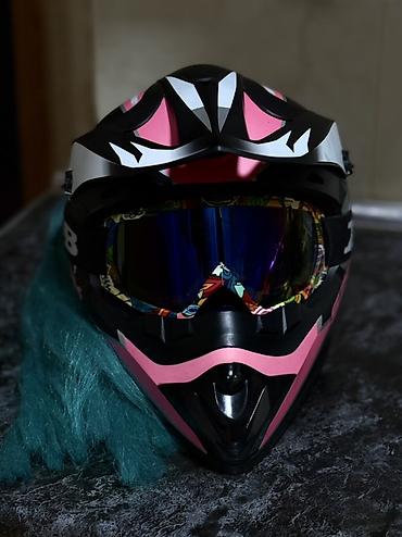 cross moto: Kross/enduro üslubunda motosiklet kaskı. Dizaynı qara, çəhrayı və ağ — 3