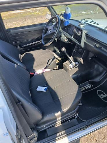 VAZ (LADA): VAZ 2107 sedan – ağ rəngli, 4 qapılı klassik kuzov. Mexaniki yan — 16