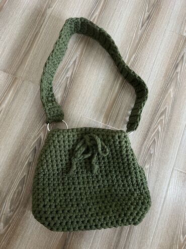 сумка зеленый цвет: Продаю вязанную сумку. Трикотажная пряжа. Цена: 300 сом