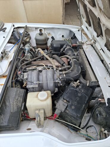 VAZ (LADA): VAZ 2107 sedan – ağ rəng, klassik korpus dizaynı. - Kuzov: 4 qapı — 5