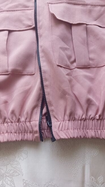 toxunma uzun jaketler: Qız ucun - Rəng: pudra/çəhrayı - Model: ön hissədə iri qapaqlı iki